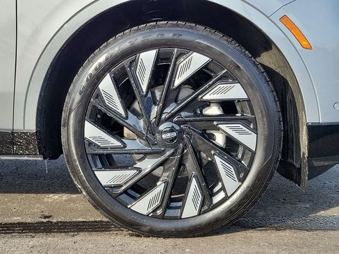 Certified 2024 Lincoln Nautilus Reserve w/ Equipment Group 202A image 9