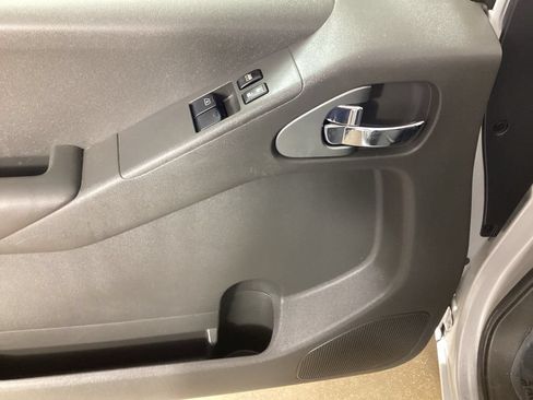 Used 2012 Nissan Frontier SV w/ SV Premium Utility Pkg AWD/4WD image 12