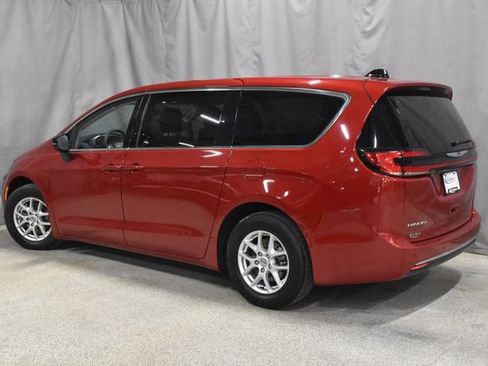 Certified 2024 Chrysler Pacifica Touring-L image 7