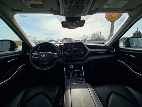 Used 2021 Toyota Highlander XLE image 12