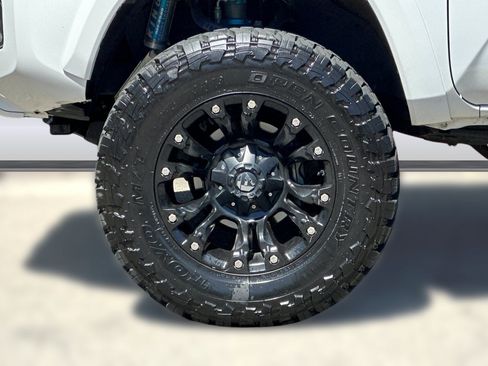 Used 2016 Toyota Tacoma TRD Sport AWD/4WD image 12