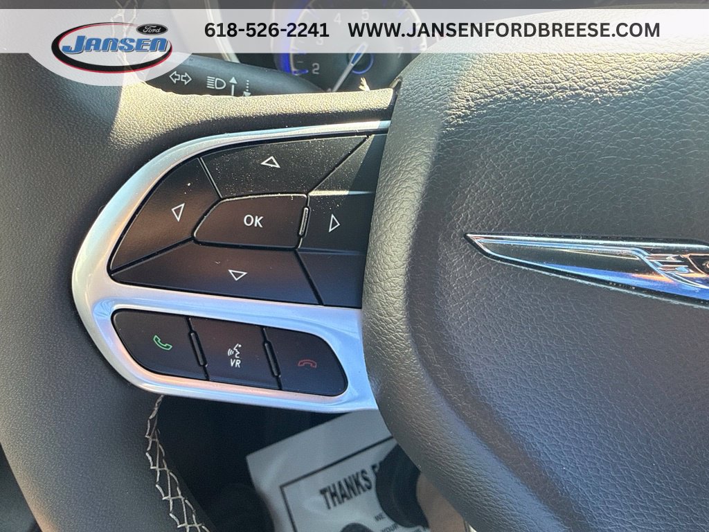 Used 2025 Chrysler Pacifica Select FWD image 19
