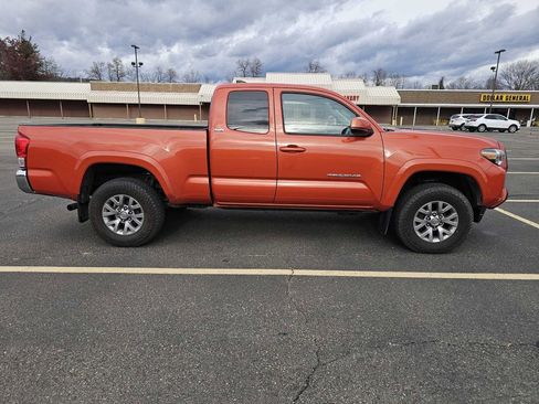 Used 2017 Toyota Tacoma SR5 image 1