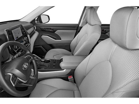 Used 2024 Toyota Highlander LE AWD/4WD image 6