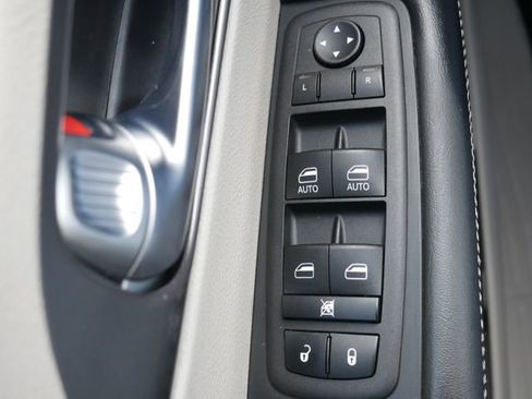 Used 2023 Chrysler Pacifica Touring-L image 29