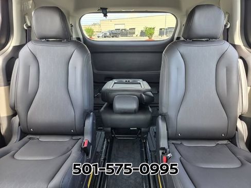 Used 2026 Kia Carnival EX FWD image 11