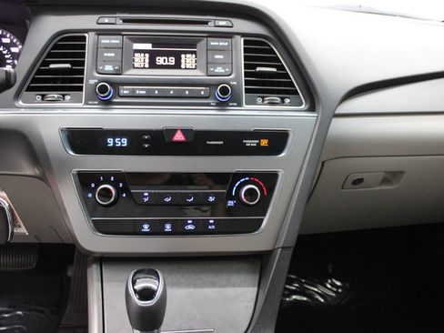 Used 2017 Hyundai Sonata SE FWD image 17