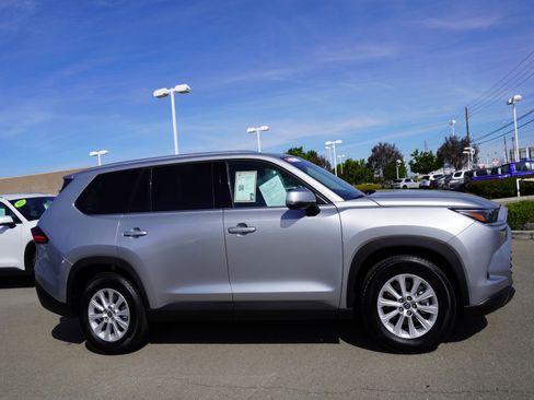 Used 2025 Toyota Grand Highlander LE image 4