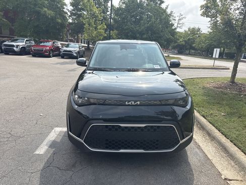 Used 2025 Kia Soul LX w/ LX Technology Package FWD image 3