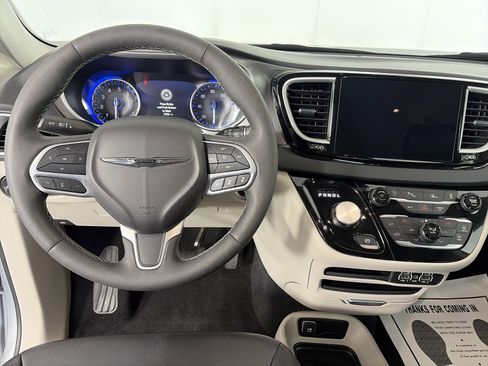 Used 2024 Chrysler Pacifica Touring-L image 3