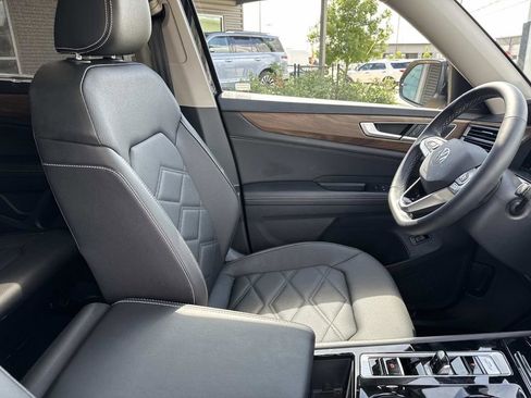 Used 2025 Volkswagen Atlas SE FWD image 11