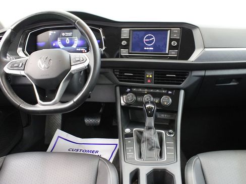 Used 2024 Volkswagen Jetta SE FWD image 9