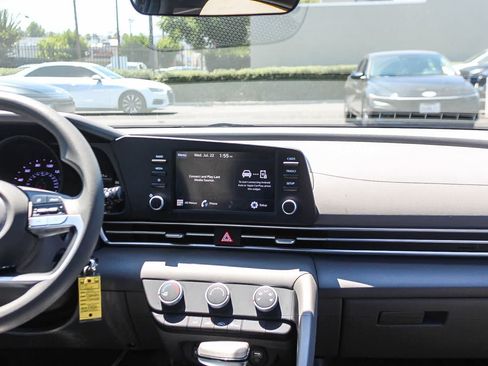 Used 2023 Hyundai Elantra SE FWD image 17