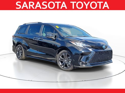 Used 2025 Toyota Sienna XSE image 1