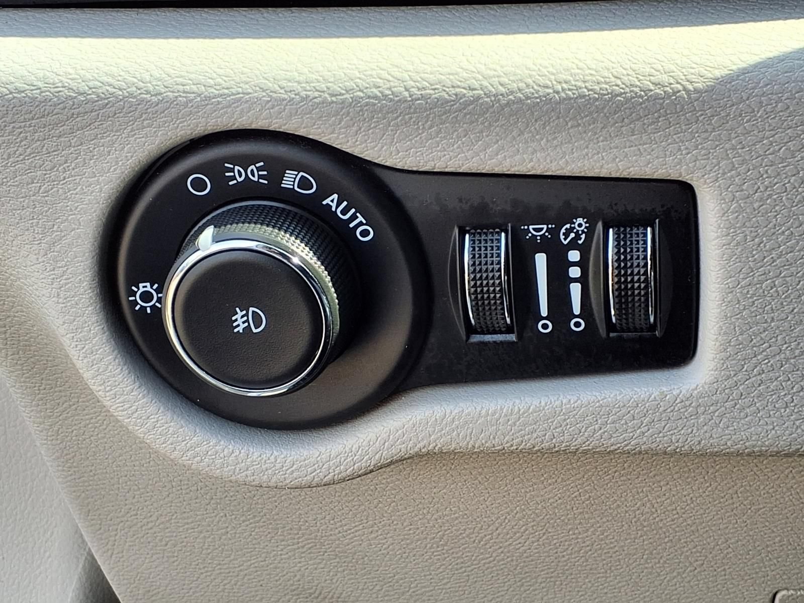 Used 2024 Chrysler Pacifica Touring-L FWD image 27
