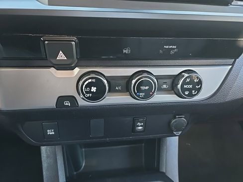 Used 2018 Toyota Tacoma SR image 31