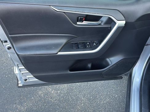 Used 2020 Toyota RAV4 XLE image 5