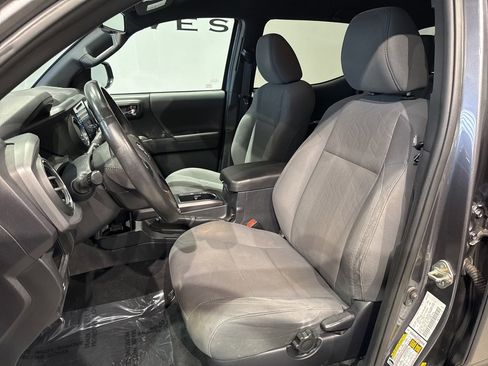 Used 2019 Toyota Tacoma TRD Sport image 12