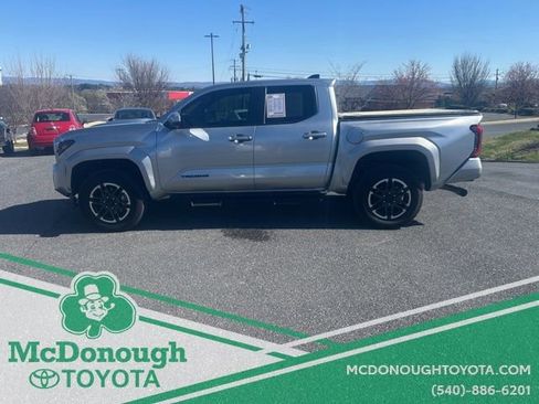 Used 2025 Toyota Tacoma TRD Sport image 3