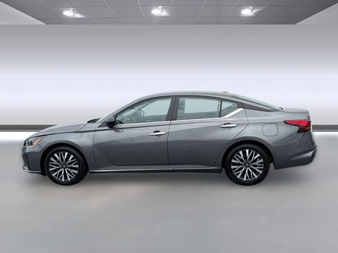 Used 2025 Nissan Altima 2.5 SV FWD image 2