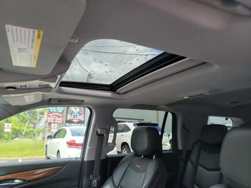 Used 2018 Cadillac Escalade Luxury AWD/4WD image 24