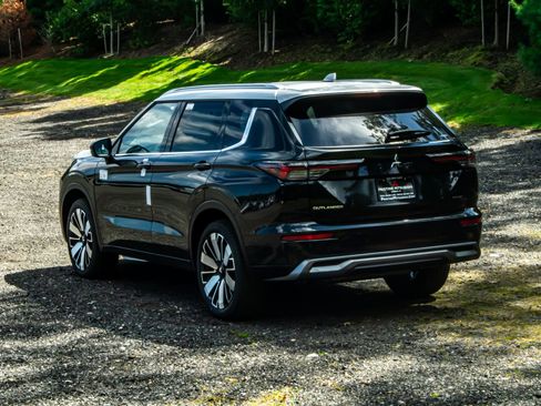 New 2025 Mitsubishi Outlander AWD image 6