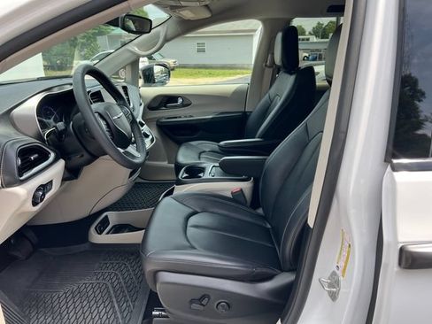 Used 2024 Chrysler Pacifica Touring-L w/ Road Tripper Package AWD/4WD image 4