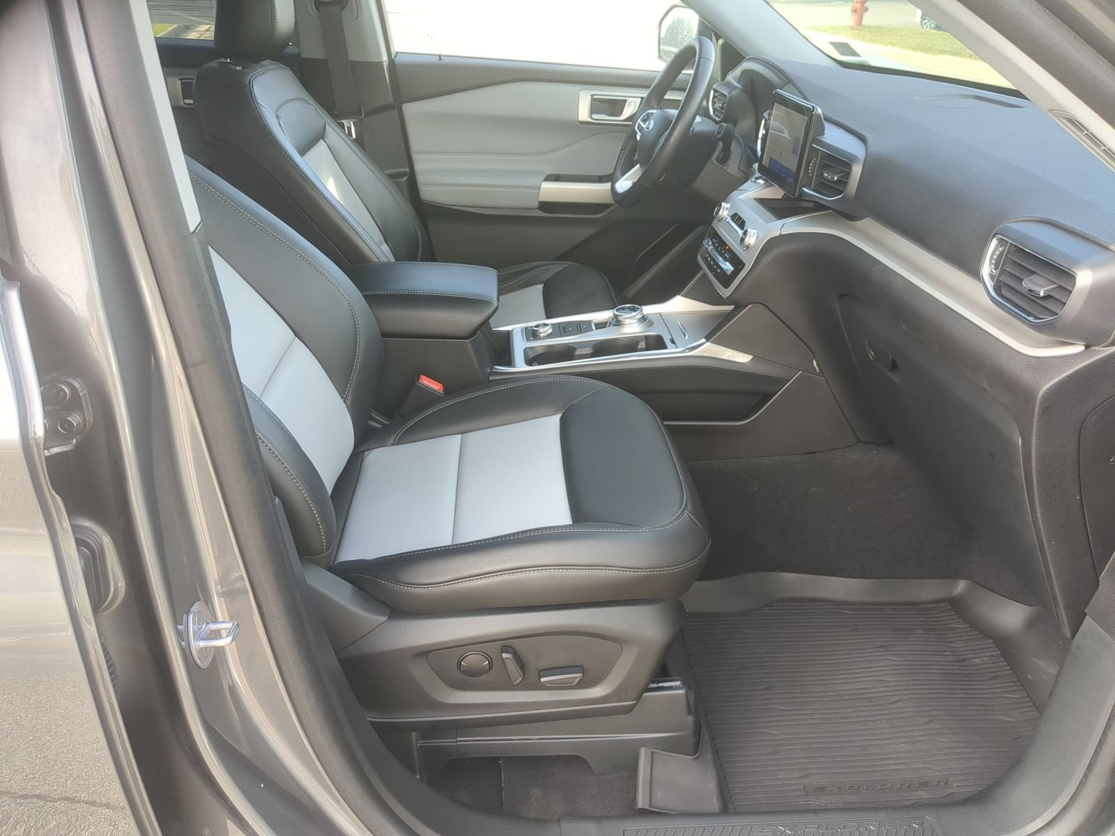 Used 2023 Ford Explorer XLT w/ Equipment Group 202A AWD/4WD image 39