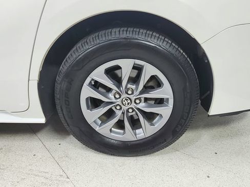 Used 2021 Toyota Sienna XLE FWD image 50