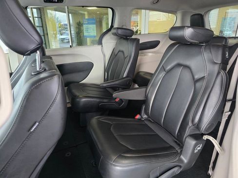 Used 2024 Chrysler Pacifica Touring-L image 37