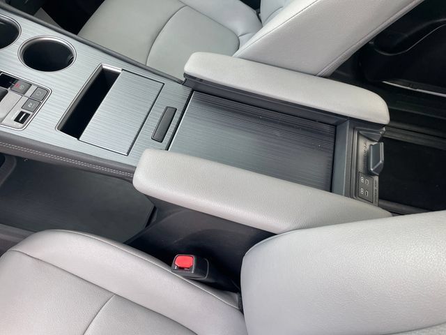 Used 2025 Toyota Sienna XLE FWD image 28