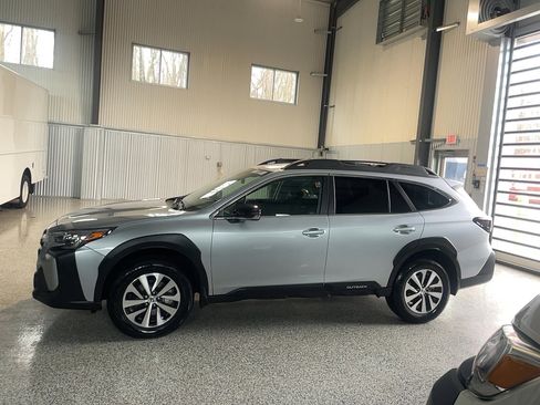 Used 2025 Subaru Outback Premium AWD/4WD image 4