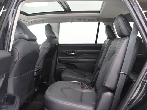 Used 2025 Toyota Grand Highlander AWD image 19