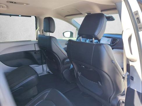 Used 2024 Chrysler Pacifica Touring-L image 17