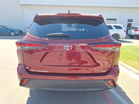 Used 2024 Toyota Highlander LE image 5