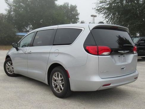 Used 2024 Chrysler Voyager LX image 3