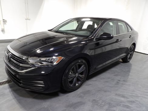 Used 2024 Volkswagen Jetta SE FWD image 3