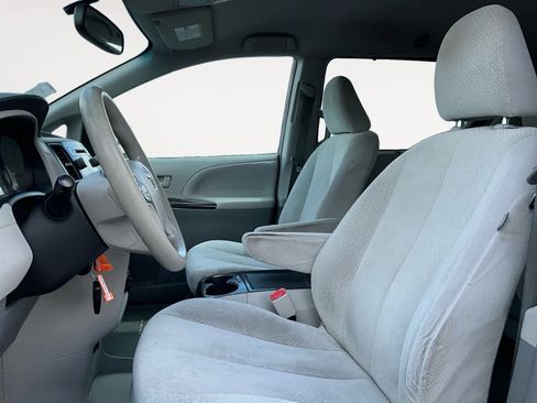 Used 2012 Toyota Sienna LE FWD image 9