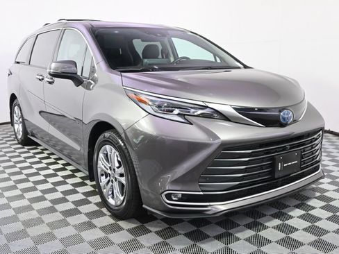 Used 2023 Toyota Sienna Platinum AWD/4WD image 9