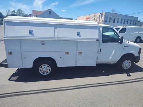 Used 2009 Ford E-350 and Econoline 350 Super Duty RWD image 2