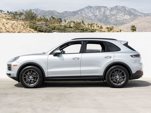 Certified 2025 Porsche Cayenne image 2