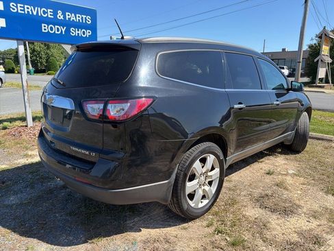 Used 2016 Chevrolet Traverse LT w/ Style and Technology Package FWD image 4