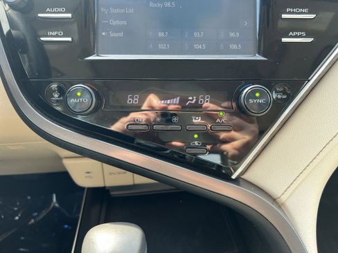 Used 2018 Toyota Camry XLE FWD image 20
