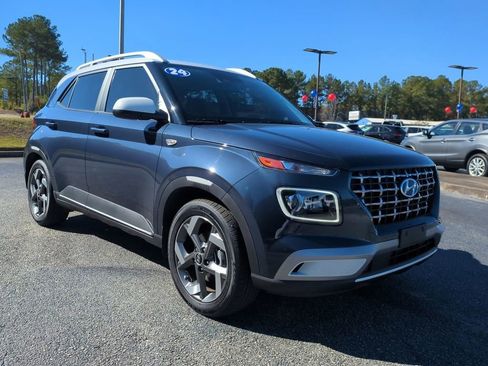 Used 2024 Hyundai Venue Limited image 2