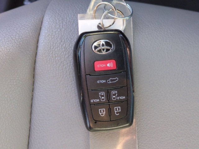 Used 2026 Toyota Sienna XLE FWD image 35