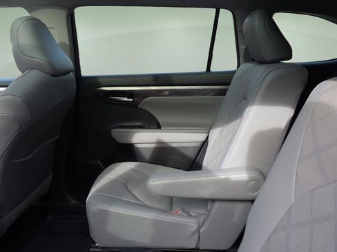 Used 2021 Toyota Highlander Platinum image 15