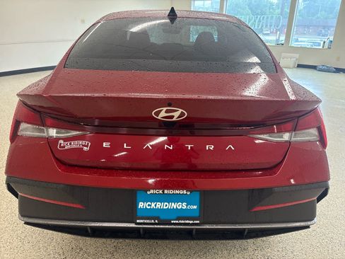 Used 2024 Hyundai Elantra SE FWD image 6