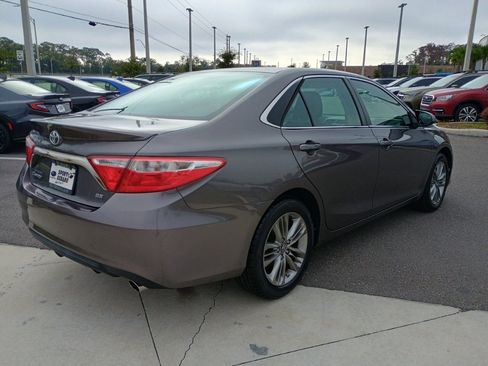 Used 2017 Toyota Camry SE image 5