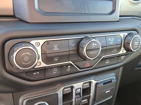 Used 2023 Jeep Wrangler Unlimited Sport image 21