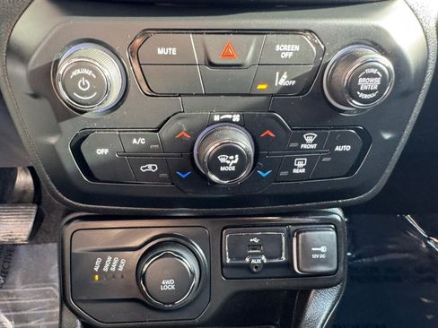 Used 2023 Jeep Renegade Latitude image 22